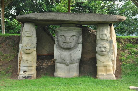 Totens de pedra milenares de cultura há muito desaparecida, em San Agustín, na Colômbia